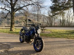 Motos